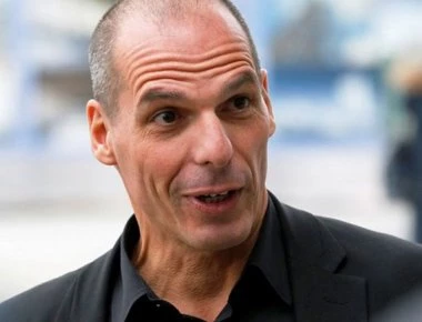 Ο Βαρουφάκης στην πορεία του Πολυτεχνείου - Το πανό «μήνυμα» που έφερε μαζί του (φώτο)